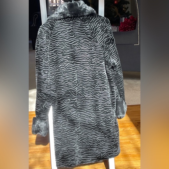 Donna Salyers' Fabulous-Faux Furs
Black Fox & Persian Lamb Tuxedo Faux Fur Coat - Picture 2 of 2